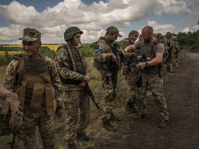 Trong tình huống này, Tổng thống Zelensky và bộ tham mưu của ông muốn sử dụng quân nội địa để kiên quyết bảo vệ thành phố Pokrovsk, trong khi hệ thống công sự phòng thủ kiên cố ở đây đều không có; đây thuần túy là một ý tưởng không thể thực hiện được. Cách tốt nhất là xây dựng các công sự dã chiến, để phòng thủ từ phía sau một cách hiệu quả.
