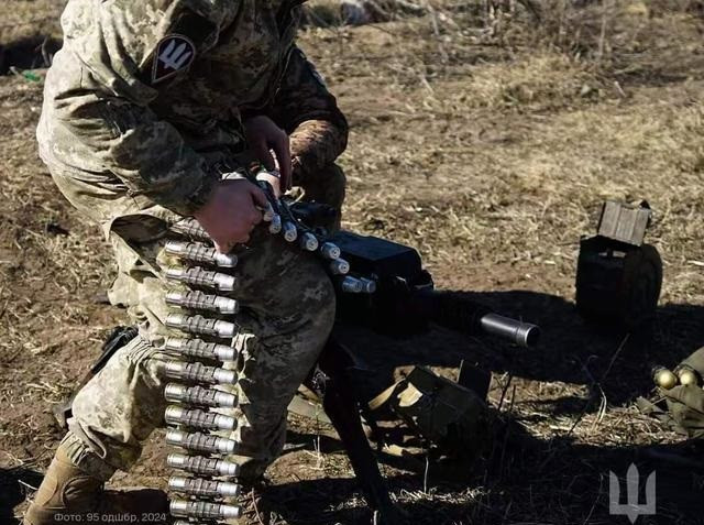 Việc Ukraine để mất thành phố Pokrovsk cũng chưa thực sự phải là thảm họa, quan trọng là Quân đội Ukraine phải bố trí được tuyến phòng thủ kiên cố tiếp theo, không được để quân Nga tiến sâu vào trong. Việc tiếp tục duy trì hai mặt trận là điều Tổng thống Zelensky nên cân nhắc nhất trong giai đoạn này, vì nó có thể sẽ ảnh hưởng đến chiều hướng tiếp theo của cuộc chiến giữa Nga và Ukraine. (Nguồn ảnh: ISW, Liveuamap, CNN, Ukrinform, RT).