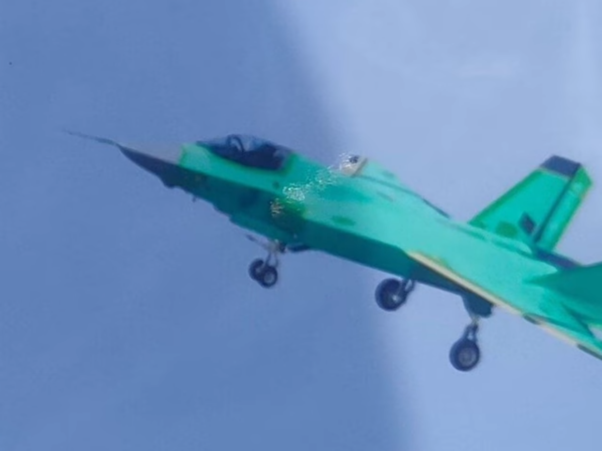 Chỉ 3 ngày sau khi những hình ảnh đầu tiên về biến thể 2 chỗ ngồi mới của máy bay chiến đấu thế hệ thứ 5 hạng nặng J-20 của Trung Quốc bị rò rỉ, những hình ảnh đầu tiên về chiếc máy bay chiến đấu thế hệ thứ 5 mới thứ hai chưa rõ tên gọi đã xuất hiện.