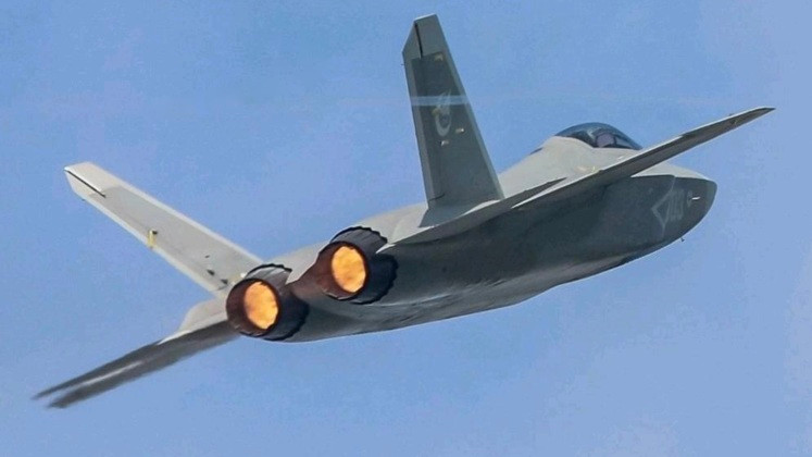 Vị trí của FC-31 trong Không quân Trung Quốc từ lâu đã không bảo đảm, với một số nhà phân tích suy đoán rằng, nó có thể đóng vai trò như một loại chiến đấu cơ nhẹ hơn và rẻ hơn chiến đấu cơ chủ lực hạng nặng J-20.