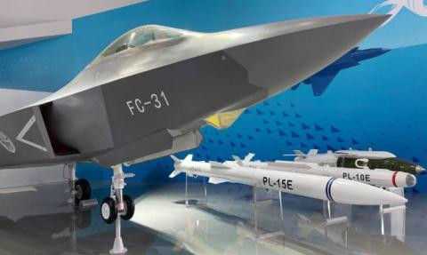 Máy bay chiến đấu tàng hình mới J-31 dự kiến sẽ không thay thế J-15, mà sẽ bay cùng với J-15 với vai trò bổ sung, vì cũng giống như mô hình máy bay chiến đấu tàng hình F-35C của Hải quân Mỹ, sẽ bay cùng với F/A-18E Block 3 Super Hornet.