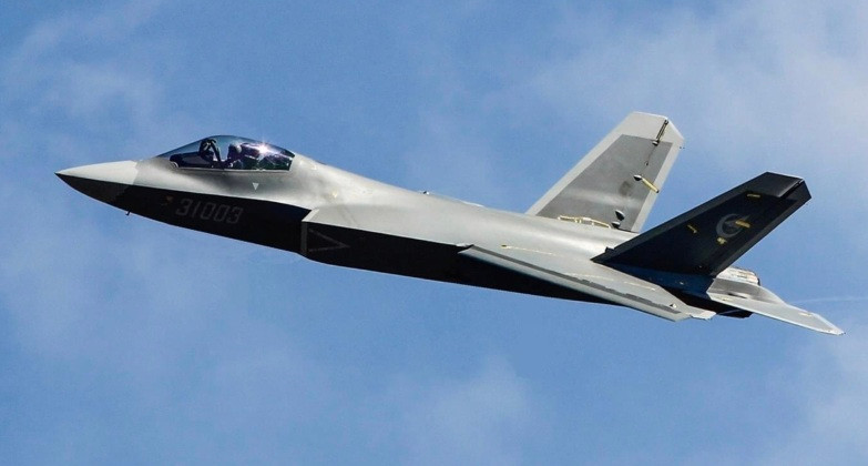 Máy bay mới dường như dựa trên nguyên mẫu tiêm kích FC-31, lần đầu tiên bay thử vào tháng 10/2012, số phận của chiếc máy bay này từ lâu đã không chắc chắn; tuy nhiên một vài biến thể ngày càng được cải tiến của loại máy bay này, đã được nhìn thấy đã bay trong vài năm.