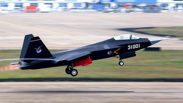 Hiện nay J-31 vẫn chưa có tên gọi chính thức, nó còn được gọi với tên khác là FC-31 hoặc thậm chí là J-35. Nếu Mỹ có chiến đấu cơ tàng hình F-35 với các phiên bản A/B/C, trong đó phiên bản F-35C là chiến đấu cơ sử dụng trên tàu sân bay; còn thực tế thì tên gọi của J-31 hiện vẫn chưa thực sự chắc chắn.