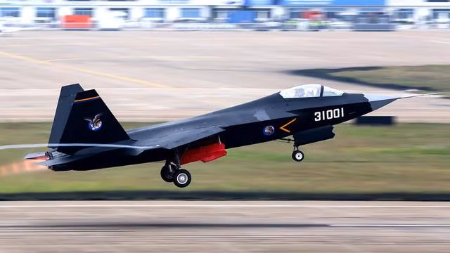 Hiện nay J-31 vẫn chưa có tên gọi chính thức, nó còn được gọi với tên khác là FC-31 hoặc thậm chí là J-35. Nếu Mỹ có chiến đấu cơ tàng hình F-35 với các phiên bản A/B/C, trong đó phiên bản F-35C là chiến đấu cơ sử dụng trên tàu sân bay; còn thực tế thì tên gọi của J-31 hiện vẫn chưa thực sự chắc chắn.