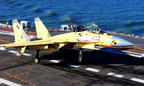 Thành Đô cũng đã sao chép thành công tiêm kích hạm hạng nặng của Nga là Su-33 thành J-15 từ một nguyên mẫu mua của Ukraine; J-15 hiện cũng là máy bay chiến đấu hoạt động trên tàu sân bay duy nhất của Trung Quốc, và có khung máy bay lớn hơn nhiều so với J-31.