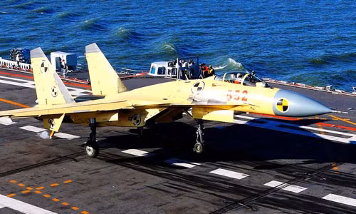 Thành Đô cũng đã sao chép thành công tiêm kích hạm hạng nặng của Nga là Su-33 thành J-15 từ một nguyên mẫu mua của Ukraine; J-15 hiện cũng là máy bay chiến đấu hoạt động trên tàu sân bay duy nhất của Trung Quốc, và có khung máy bay lớn hơn nhiều so với J-31.