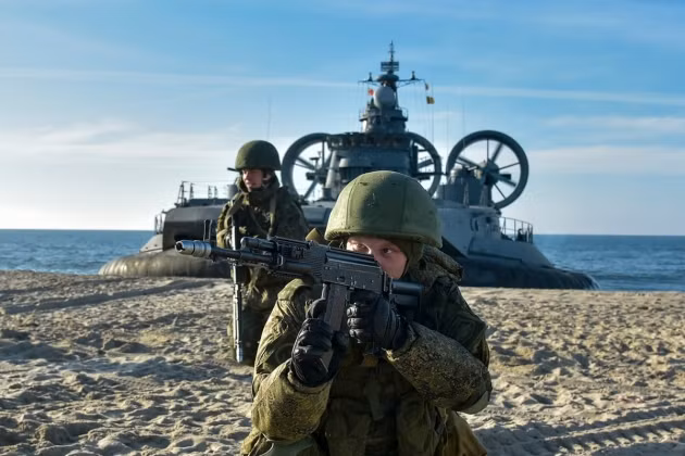 Trong khi đó về phía Nga, họ đã tăng cường tổ chức các hoạt động tập trận; vào ngày hôm qua, trung tâm báo chí của Hạm đội Biển Đen của Hải quân Nga thông báo bắt đầu các cuộc tập trận, phối hợp với lực lượng thủy quân lục chiến trên bán đảo Crimea.