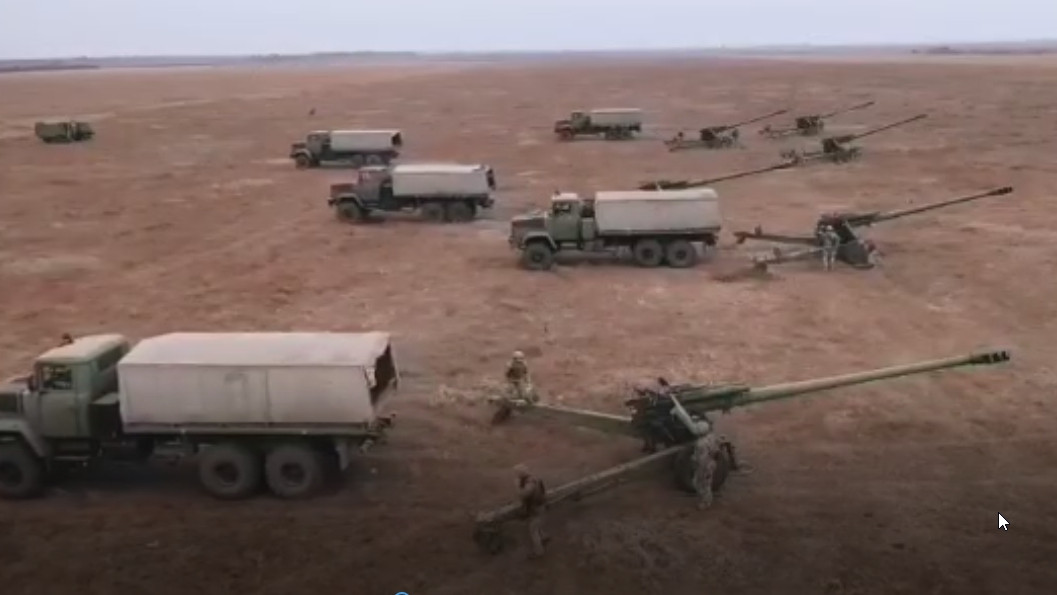 Trên các đoạn video được BQP Ukraine cung cấp, người xem có thể thấy việc triển khai pháo binh của Quân đội Ukraine gần biên giới Nga. Mặc dù động tác của pháo thủ Ukraine là nhanh nhẹn, nhưng theo các chuyên gia Nga, với hành động như vậy, pháo binh Ukraine liệu có đủ sức bắn đi một quả đạn pháo hay không?