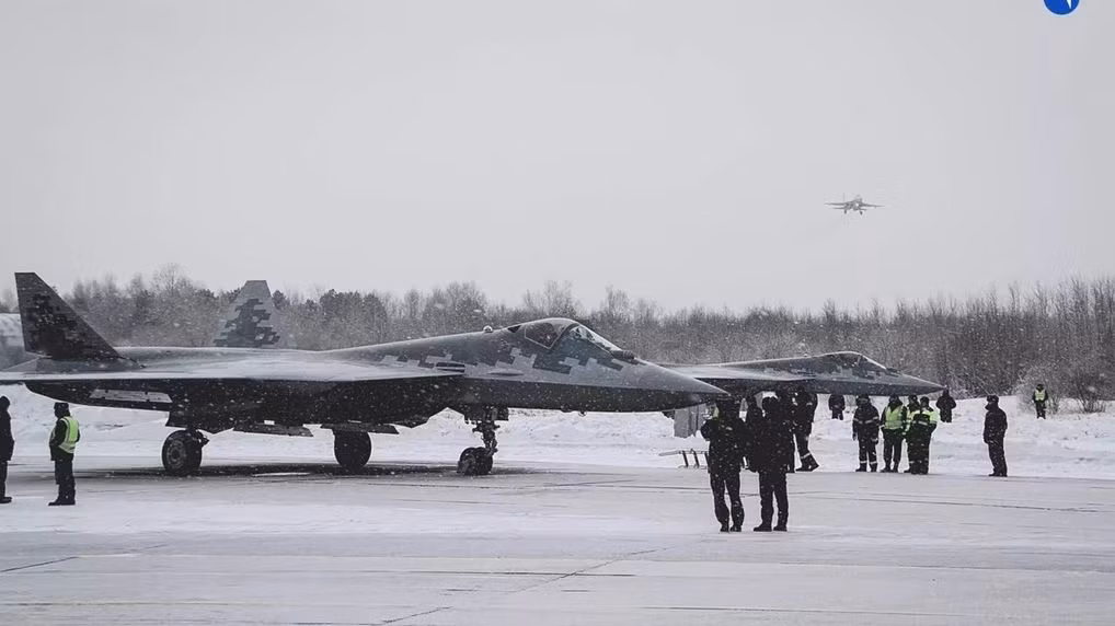 Tuy nhiên hiện nay, Su-57 vẫn đang giai đoạn hình thành khả năng chiến đấu và với số lượng hạn chế. Nhưng do xung đột Nga-Ukraine chưa có dấu hiệu kết thúc sớm, nên việc tăng cường huấn luyện và tăng số lượng Su-57 đã được Không quân Nga quan tâm. 