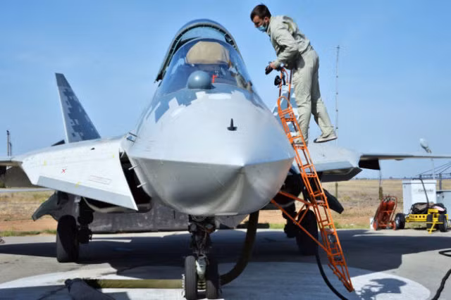 Giới phân tích cho rằng, Không quân Nga tránh cho Su-57 thâm nhập vào không phận Ukraine, vì sợ bị phòng không Ukraine bắn hạ. Trong khi Không quân Nga chỉ có tối đa khoảng 22 chiếc Su-57, nên chúng vẫn là tài sản cực kỳ quý giá của Không quân Nga. 