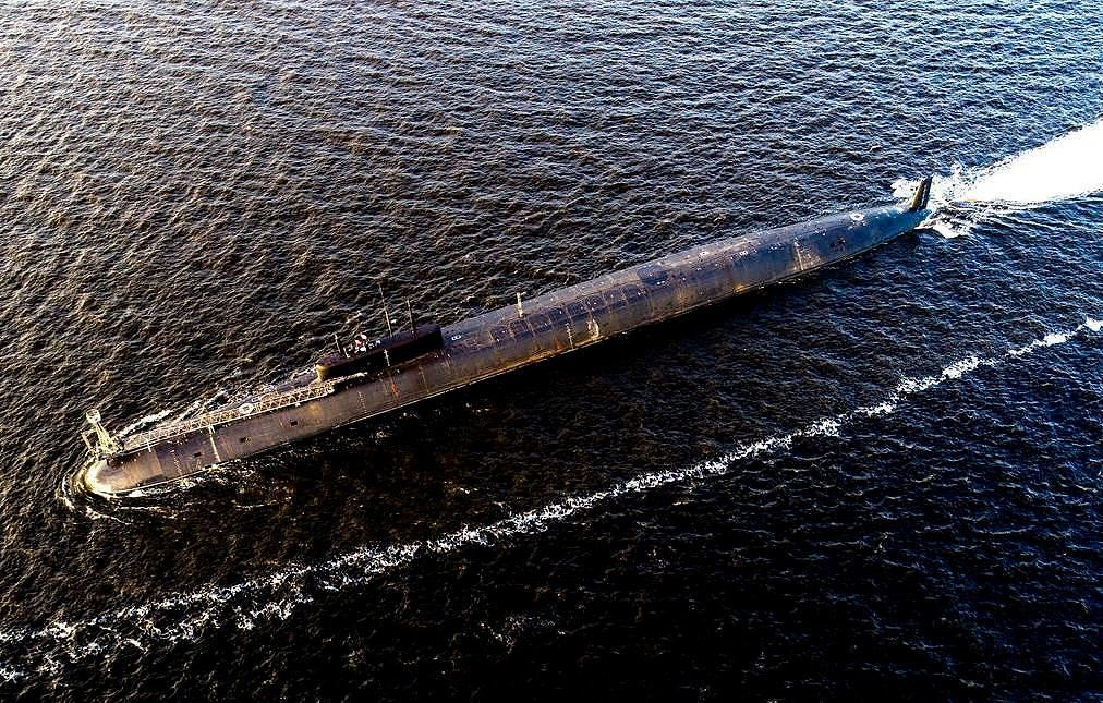 Sau khi Liên Xô tan rã năm 1991, Nga là quốc gia thừa kế Liên Xô về toàn bộ vũ khí hạt nhân; nhưng với lực hiện tại, việc đạt được sự cân bằng chiến lược hạt nhân với Mỹ là rất khó; do vậy Nga phải tìm cho mình lối đi riêng, nhằm khẳng định vai trò siêu cường hạt nhân.