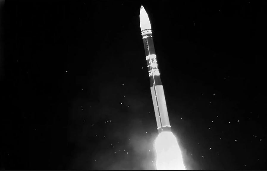 Tuy nhiên, một tình huống bất ngờ đã xảy ra trong giai đoạn bay sau khi tên lửa được phóng; buộc Quân đội Mỹ phải kích nổ tên lửa trên khu vực Thái Bình Dương. Đây thường là một cách giải thích hợp lý khi nói rằng, vụ phóng tên lửa đã thất bại. Quân đội Mỹ ban đầu muốn "uốn cong cơ bắp" để chứng tỏ sức mạnh hạt nhân của mình, nhưng cuối cùng lại phải bối rối .