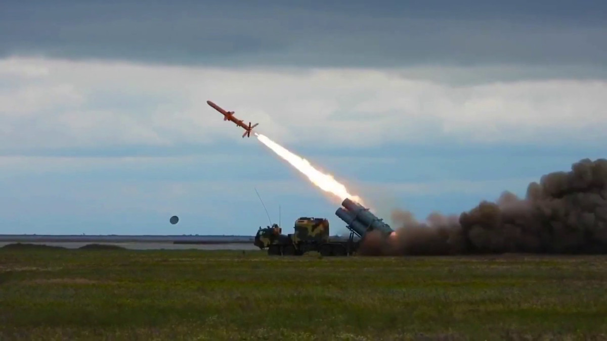 Vào thời điểm diễn ra cuộc tấn công của tên lửa Nga, một sở chỉ huy cơ động, hai bệ phóng tên lửa chống hạm Neptune và một xe chở đạn tên lửa đã sẵn sàng. Hơn nữa, lữ đoàn này còn được triển khai để chuẩn bị cho các vụ phóng tên lửa vào các mục tiêu nằm sâu trong lãnh thổ Nga.