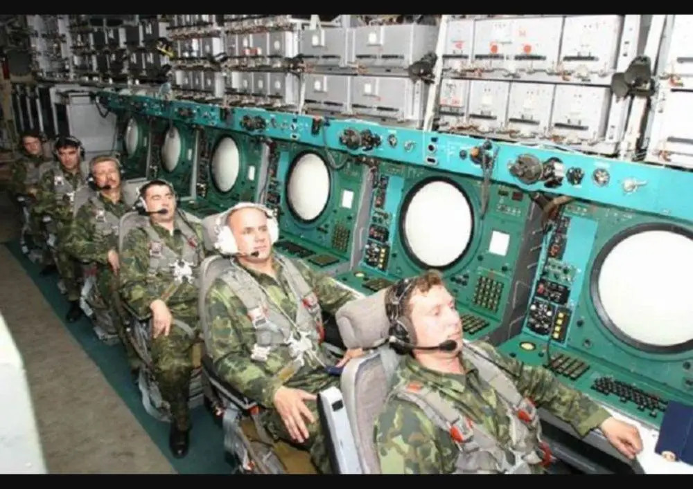 Hệ thống định vị vệ tinh của máy bay cho phép A-50U điều hướng với độ chính xác cao trong các hoạt động. Máy bay có thể chứa từ năm đến mười chuyên gia và người điều hành hệ thống AEW&amp;C.