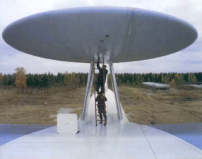 Shmel-M là một hệ thống theo dõi radar hình vòm xoay, tạo nên cho A-50U vẻ ngoài đặc biệt của nó, mà quân đội Nga gọi là "máy bay nấm". Việc sửa đổi hệ thống AEW&amp;C trên máy bay đã giảm đáng kể trọng lượng tổng thể, cho phép máy bay mang nhiều nhiên liệu hơn và bay được tầm xa hơn.