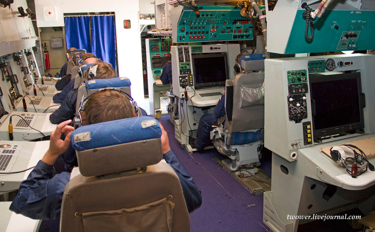 Không giống như A-50 có hệ thống tương tự, A-50U đi kèm với một hệ thống được số hóa hoàn toàn, giúp sử dụng dễ dàng và nhanh hơn đồng thời giảm thiểu khả năng xảy ra lỗi của con người. Máy bay có một cách bố trí nội thất sửa đổi với một nhà vệ sinh và khu vực nghỉ ngơi.