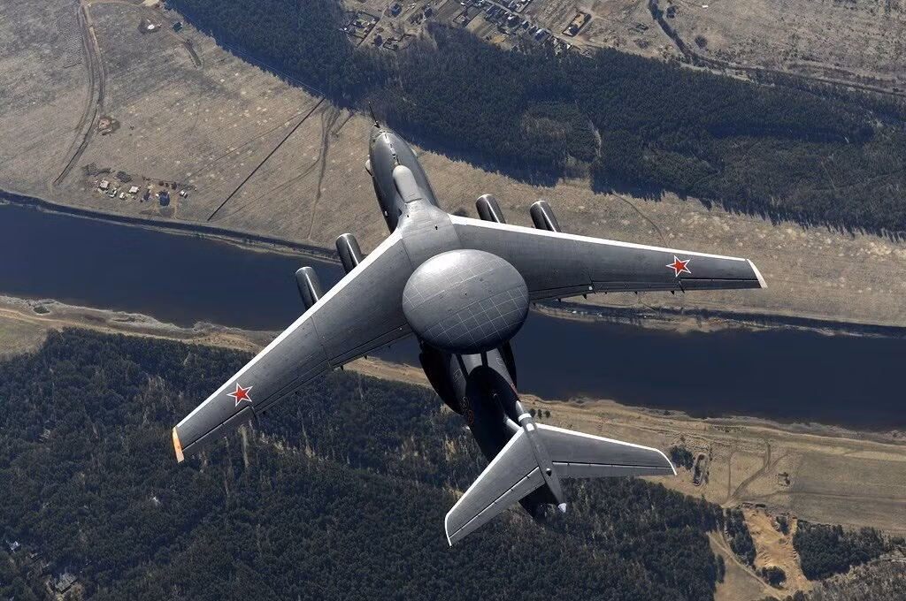 Rostec nhấn mạnh rằng “radar bay” cải tiến được trang bị công nghệ mới. Theo một tuyên bố, máy bay cảnh báo sớm A-50U đã được nâng cấp với các mạch mới, hiệu suất cao nhanh hơn, giúp nâng cao các chức năng phần mềm.