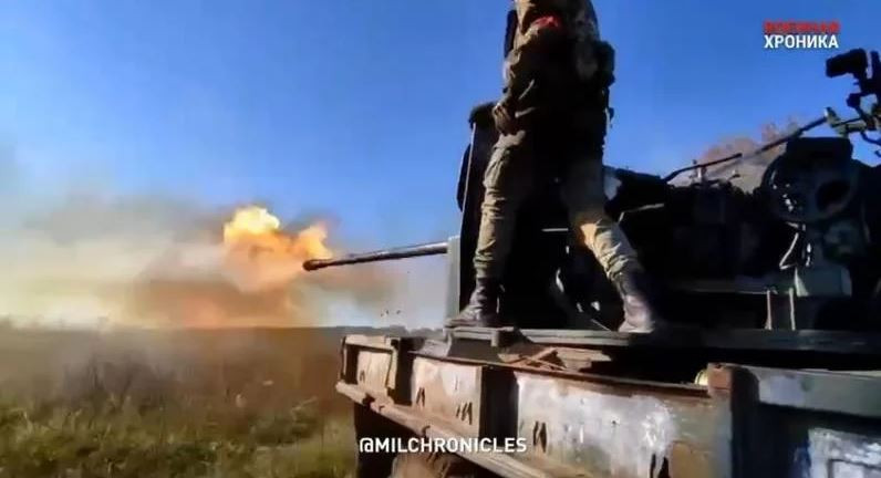 Việc điều khiển tầm, hướng của pháo được thực hiện bằng bằng tay hoặc điện; trong tác chiến phòng không, S-60 có thể kết nối thành một hệ thống và điều khiển bắn tự động vào một số mục tiêu. 