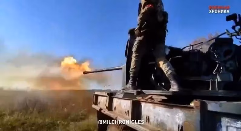 Việc điều khiển tầm, hướng của pháo được thực hiện bằng bằng tay hoặc điện; trong tác chiến phòng không, S-60 có thể kết nối thành một hệ thống và điều khiển bắn tự động vào một số mục tiêu. 