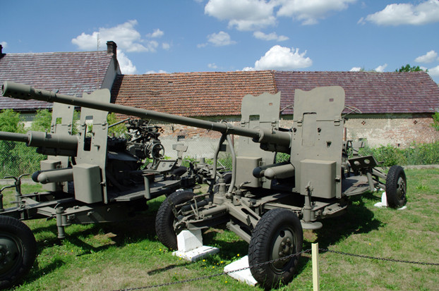 Cần lưu ý rằng pháo 57 mm vượt trội hơn các pháo 30 mm phổ biến được lắp đặt trên các loại xe bọc thép về tính năng kỹ chiến thuật cơ bản. Điều này có nghĩa là pháo tự hành S-60 tự chế, có thể hỗ trợ hỏa lực đắc lực cho xe bọc thép và xe chiến đấu bộ binh từ khoảng cách xa hơn. 