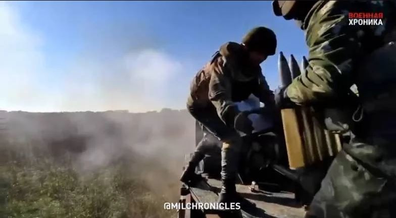 Về xạ giới hướng, khi sử dụng phiên bản xe kéo là 360°, xạ giới tầm từ -4° đến + 85°. Trọng lượng hành quân của pháo là 4,8 tấn. Khi được lắp trên xe tải, số lượng pháo thủ được giảm xuống, tuy nhiên xạ giới hướng chỉ còn 180°; tuy nhiên khả năng cơ động và chuyển thế chiến đấu, nhanh hơn phiên bản xe kéo rất nhiều.