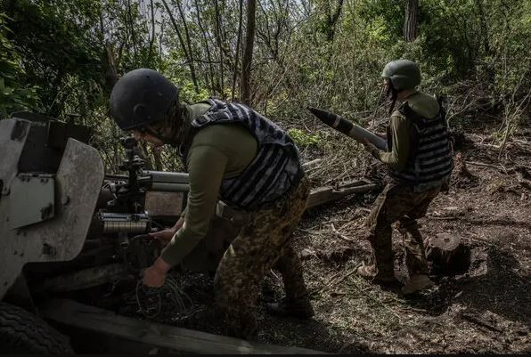 Ở hướng Kherson, quân đội Ukraine vẫn đang tấn công vào đường 66, chuẩn bị cắt đứt đường tiếp tế hậu cần của quân đội Nga. Nhưng trận chiến thực sự vẫn chưa đến, có tin quân đội Ukraine đã huy động hai lữ đoàn từ Kherson để tiếp viện cho chiến trường Donbass và đang được chuyển về hướng Zaporozhye.