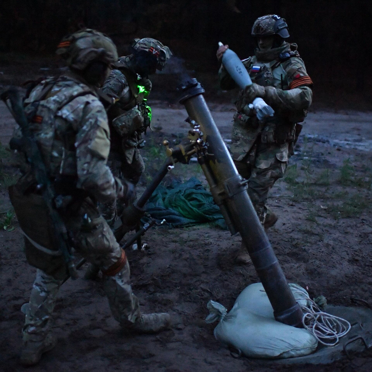 Trong khi đó chiến thuật mà quân đội Nga hiện đang sử dụng là bắn phá liên tục bằng hỏa lực pháo binh, khiến nhiều trường hợp quân đội Ukraine đã mất hiệu quả chiến đấu, trước khi đến được vị trí tấn công. Tuy nhiên, chiến thuật này của quân đội Nga phụ thuộc quá nhiều vào hỏa lực pháo binh và khó bền vững.