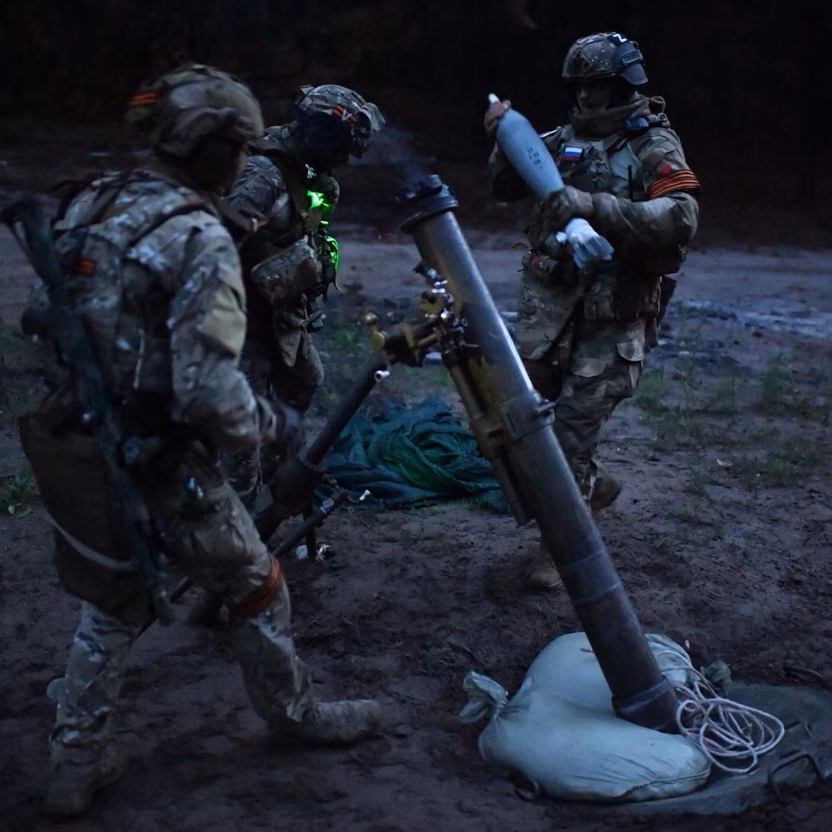 Trong khi đó chiến thuật mà quân đội Nga hiện đang sử dụng là bắn phá liên tục bằng hỏa lực pháo binh, khiến nhiều trường hợp quân đội Ukraine đã mất hiệu quả chiến đấu, trước khi đến được vị trí tấn công. Tuy nhiên, chiến thuật này của quân đội Nga phụ thuộc quá nhiều vào hỏa lực pháo binh và khó bền vững.