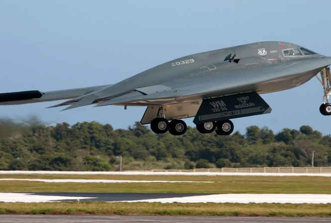 B-21 cũng là loại máy bay ném bom chiến lược mới nhất, được Mỹ phát triển trong hơn 30 năm qua. Lần gần đây nhất là chiếc máy bay ném bom tàng hình B-2 ra đời vào năm 1988, khi đó chiến tranh Lạnh chưa kết thúc và đối tượng tác chiến của nó là Liên Xô.