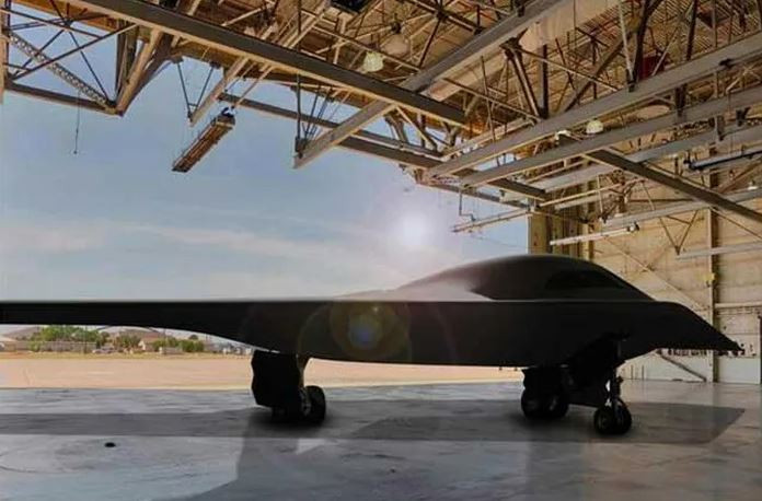 B-21 Raide có hiệu suất tàng hình cao và có thể chiến đấu trong mọi thời tiết trong các môi trường khắc nghiệt khác nhau; do có thiết kế mô-đun nên nó thuận lợi hơn cho việc nâng cấp và biến đổi sau này.