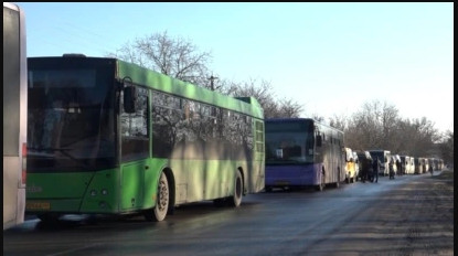 Trong một đoạn video khác, có thể thấy một đoàn xe buýt, được cho là của quân đội Nga đang di chuyển; mặc dù chưa có xác nhận nào về thông tin này. Đáng chú ý là là những chiếc xe buýt này, đã tham gia vào cuộc sơ tán dân thường từ Donbass sang Nga.