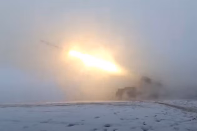 Theo tin từ truyền thông Nga, các tổ hợp pháo phản lực phóng loạt BM-21 Grad đã bắn ít nhất 10 viên đạn vào Donetsk và các vùng phụ cận. Hiện đã xác định được những khu vực bị trúng đạn pháo BM-21 Grad, là ở khu vực phía nam của Donetsk.