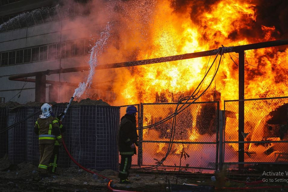 Còn Saharuk, Giám đốc điều hành của DTEK, công ty năng lượng tư nhân lớn nhất Ukraine, cho biết: “Nếu chúng ta không sửa chữa các nhà máy điện bị hư hỏng, cải thiện khả năng kết nối đầu vào và xây dựng các nhà máy nhánh ở một số nơi, thì việc cung cấp điện sẽ chưa đến bốn giờ một ngày”.