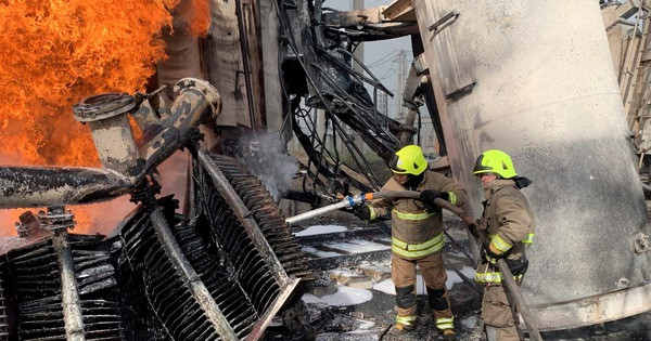 Đồng thời, các công ty Ukraine cũng đang nỗ lực giảm mức sử dụng điện. Bộ đường sắt Ukraine đã điều chỉnh lịch trình của 74 chuyến tàu chở khách và tạm thời hủy một số chuyến. Các công ty cho biết, họ cũng đã ngừng sử dụng điều hòa trong các tòa nhà văn phòng và tắt hệ thống chiếu sáng ngoài trời.