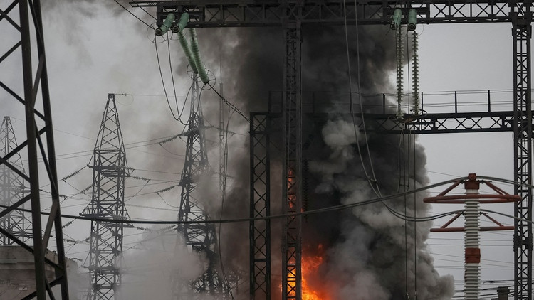 Svetlana, Thứ trưởng Bộ Năng lượng Ukraine, cho biết: "Chúng tôi đang cố gắng hết sức. Chúng tôi hiểu rằng thật khó để tồn tại nếu không có năng lượng". CNN cho biết, để đối phó với vấn đề mất điện, nhiều người dân đã lắp đặt các tấm pin năng lượng mặt trời tại nhà.