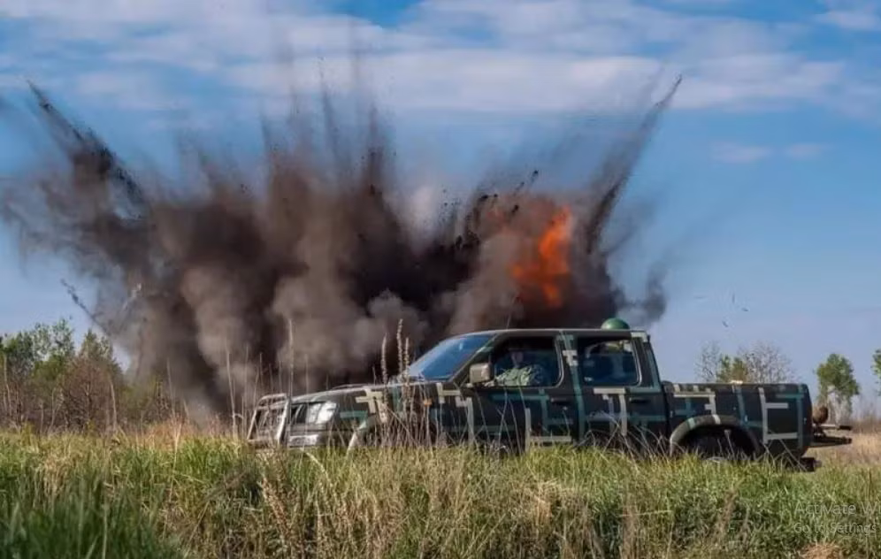 Từ góc độ quân sự, Quân đội Nga đã sử dụng sức mạnh tổng lực để tấn công Donbass, còn Quân đội Ukraine đã sử dụng chiến thuật bất ngờ để tấn công Kursk Oblast trên lãnh thổ Nga. Cả hai bên đều tìm được nơi phát huy sức mạnh chiến đấu của mình.