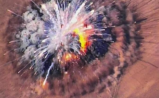 Điều này cũng đúng với Quân đội Ukraine, khi họ không có lối thoát ở chiến trường Donbass. Quân đội Nga có hơn 600.000 quân chiến đấu, 5 đến 6 triệu quả đạn pháo mỗi năm, hàng chục nghìn tên lửa và bom dẫn đường, cùng hàng trăm nghìn quả đạn pháo nhiệt áp. 