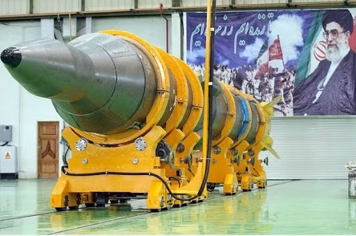 Tên lửa Sejjil được truyền thông Iran đưa tin có tầm bắn lên tới 2.500 km, tên lửa có chiều dài khoảng 18 mét, đường kính 1,25 mét, trọng lượng phóng tối đa 23.600 kg và có thể mang một đầu đạn 700 kg.