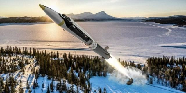 Mỹ cũng đã chuyển giao bom dẫn đường GLSDB cho Ukraine vào năm 2023. Loại bom này có ưu điểm của nó là cực kỳ chính xác và có thể tấn công các mục tiêu đang di chuyển, bao gồm cả tàu trên biển và trong mọi điều kiện thời tiết và không kể ngày hay đêm. 