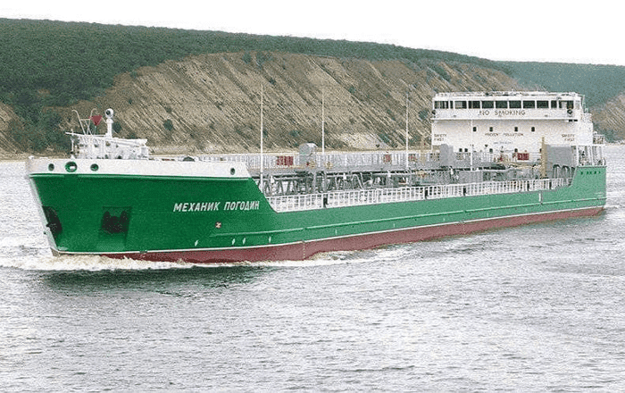 Ukraine tuyên bố con tàu này không phải mục tiêu dân sự, mà là mục tiêu quân sự, khi Nga trang bị hệ thống tác chiến điện tử và thiết bị trinh sát trên tàu. Con tàu có nhiệm vụ trinh sát và giám sát hoạt động của Quân đội Ukraine tại đây, đồng thời cũng là trạm chuyển tiếp liên lạc cho Quân đội Nga tại đó.