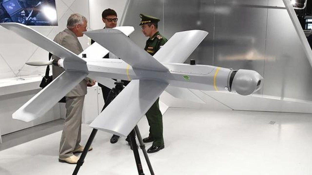 Tên lửa lảng vảng (hay còn gọi là UAV tự sát) của Nga nổi tiếng nhất là loại Lancet, sử dụng đường dẫn hai chiều + đầu dò hồng ngoại. Lancet sử dụng loại đầu đạn cảm ứng, có thể phá hủy mục tiêu sử dụng các loại lưới chống UAV và tầm hoạt động tới 40 km.