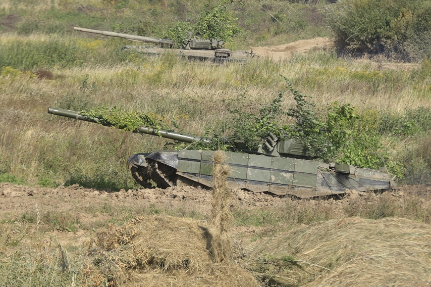 Theo thông tin được truyền tải trên mạng xã hội, trong số những vũ khí được Nga đưa tới Belarus, có nhiều loại thiết bị quân sự hạng nặng, như các hệ thống pháo phản lực phóng loạt (MRLS), xe tăng chiến đấu chủ lực, xe chiến đấu bộ binh, v.v.