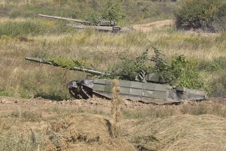 Theo thông tin được truyền tải trên mạng xã hội, trong số những vũ khí được Nga đưa tới Belarus, có nhiều loại thiết bị quân sự hạng nặng, như các hệ thống pháo phản lực phóng loạt (MRLS), xe tăng chiến đấu chủ lực, xe chiến đấu bộ binh, v.v.