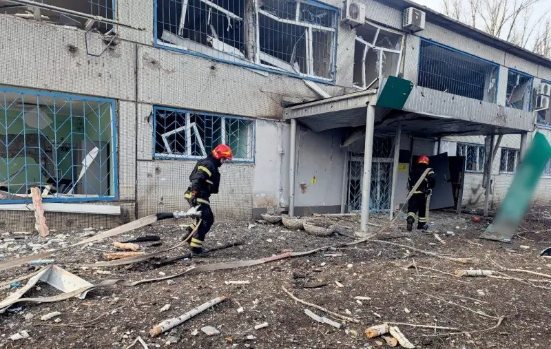 Chưa hết, vài phút sau, có báo động về một tên lửa thứ hai đang bay về phía thành phố. Và chỉ 2 phút sau, một tiếng nổ khác lại vang lên, theo người dân địa phương, tiếng nổ này mạnh hơn nhiều so với tiếng nổ đầu tiên. 