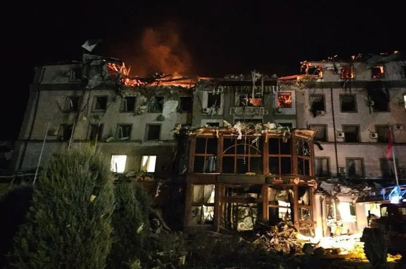 Trước đó vào ngày 6/3, một cuộc tấn công đã được thực hiện vào tòa nhà Khách sạn Trung tâm, nơi mà theo tình báo Nga, các sĩ quan AFU, các chuyên gia quân sự phương Tây và lính đánh thuê nước ngoài cũng trú ngụ. 