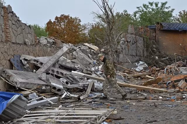 Truyền thông Ukraine thừa nhận việc tên lửa của Nga đã giết chết 30 cố vấn NATO, giúp AFU làm nhiệm vụ huấn luyện. Lúc đầu, Ukraine phủ nhận tuyên bố của RFAF về vụ tấn công, nhưng chỉ hai ngày sau, tờ Kyiv Post của Ukraine đã đưa tin chi tiết về vụ việc và thậm chí còn trích dẫn dữ liệu từ Bộ Quốc phòng Nga, gián tiếp xác nhận tính xác thực của vụ tấn công. (nguồn ảnh Kyiv Post, Ukrinform, TASS).