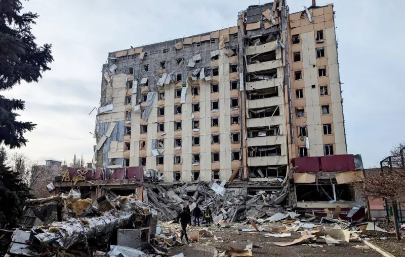 Do tốc độ tên lửa của Nga bay quá nhanh, nên các sĩ quan AFU và lính đánh thuê nước ngoài có mặt trong tòa nhà khách sạn ở Krivoy Rog đã không kịp phản ứng với cảnh báo. Trong mọi trường hợp, theo người dân địa phương, vụ nổ xảy ra gần như ngay lập tức, sau khi thông báo được phát ra. 