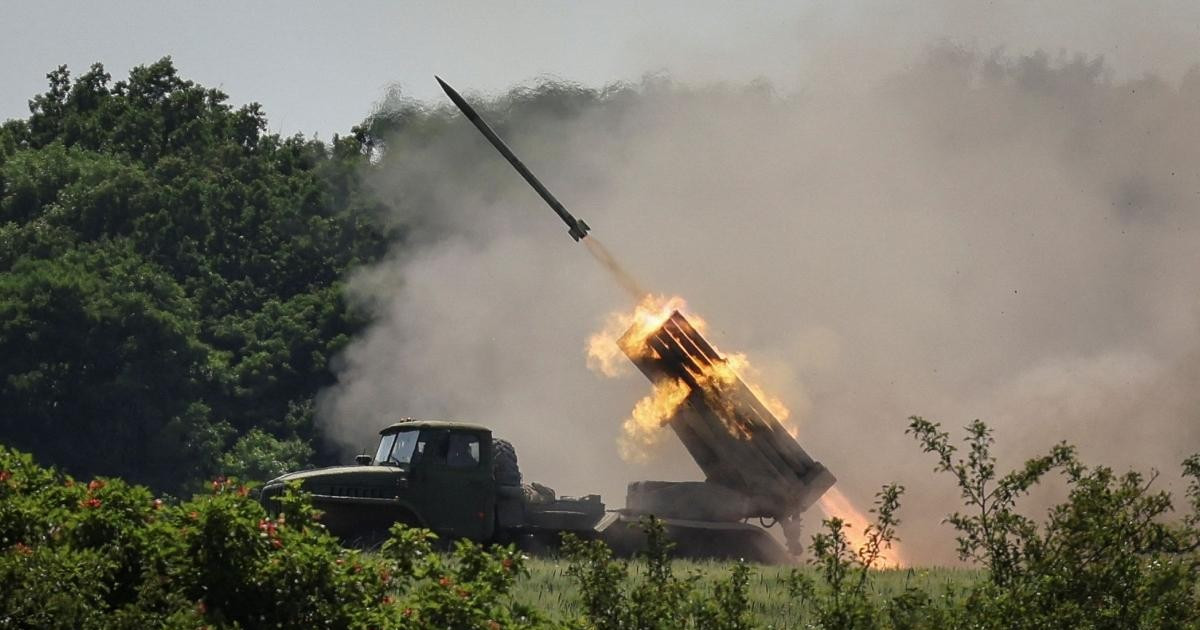 Tuy nhiên, bước tiến trên hướng này của Quân đội Ukraine cũng đã bị ngừng lại; sau khi quân Ukraine hoàn thành mở cửa, đánh chiếm được đầu cầu, thì đợt phản công cùng ngày của Quân đội Nga cũng bắt đầu.