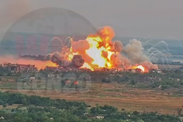 Thông tin từ Bộ Quốc phòng Nga cho biết, đầu tiên quân Nga sử dụng máy bay chiến đấu phá hủy 3 cầu phao của quân Ukraine, chặn đứt đường rút lui; tiếp sau đó là màn bắn phá hủy diệt của hỏa lực xe tăng, pháo binh và không quân.