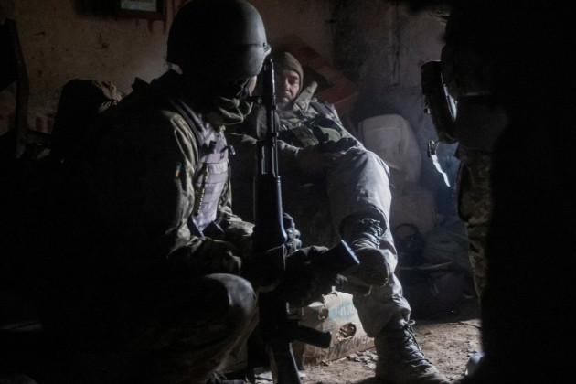 Các nguồn tin truyền thông Ukraine cho biết, ngày hôm đó chỉ còn khoảng 13.000 quân Ukraine ở thành phố Bakhmut và họ dần rút về khu vực trung tâm và phía tây của thành phố. Tình hình thực tế là vô cùng bất lợi cho lực lượng Ukraine hiện còn đồn trú ở trong thành phố. 